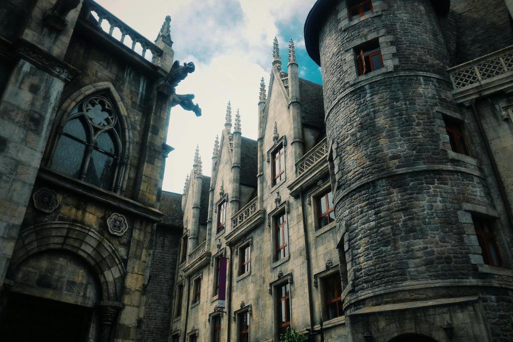 Review: The War of Two Queens by J.L.A **BOOK&nbsp;SPOILER**